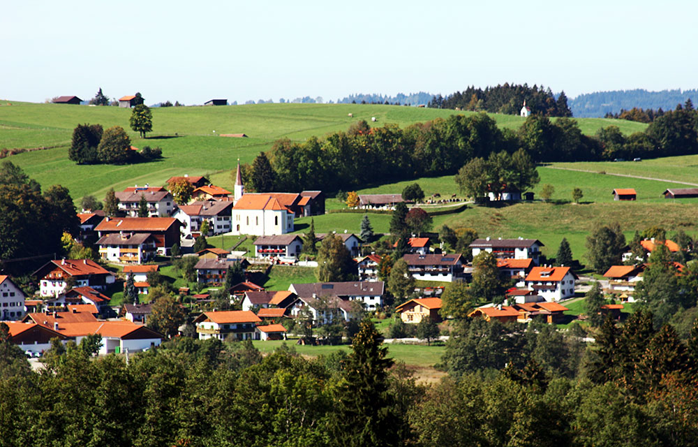 Das Dorf Saulgrub mit grüner Landschaft