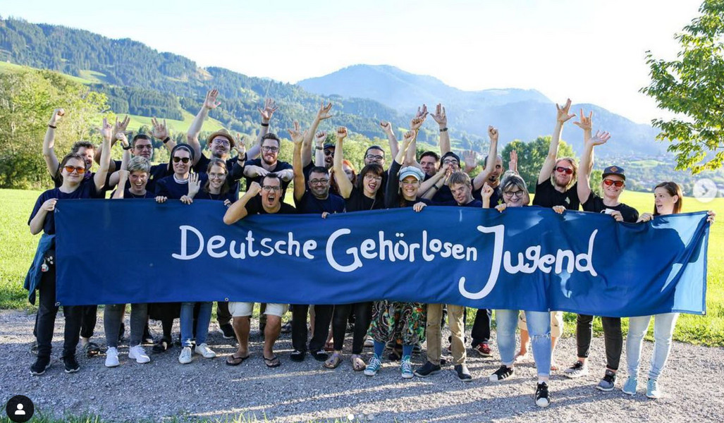 Gruppenbild DGJ Taubblind mit Banner 