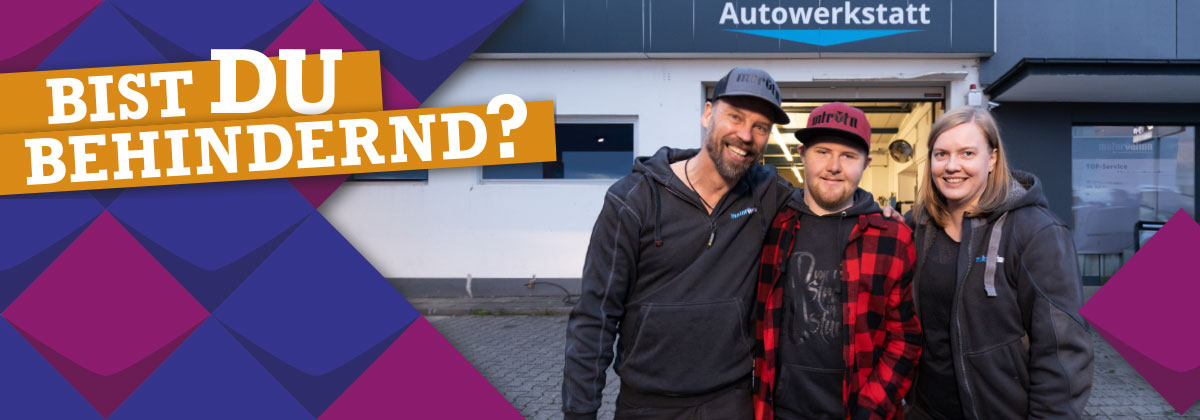 Rechts: Ein Foto von drei Personen vor einer Autowerkstatt.  Links: KSL Kacheln.