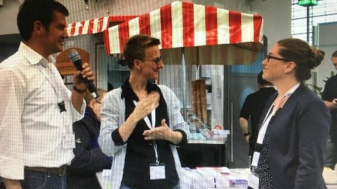 Frau Wegerhoff am Messestand