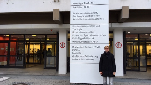 Frau Stiller auf dem Gelände der Technischen Universität Dortmund 