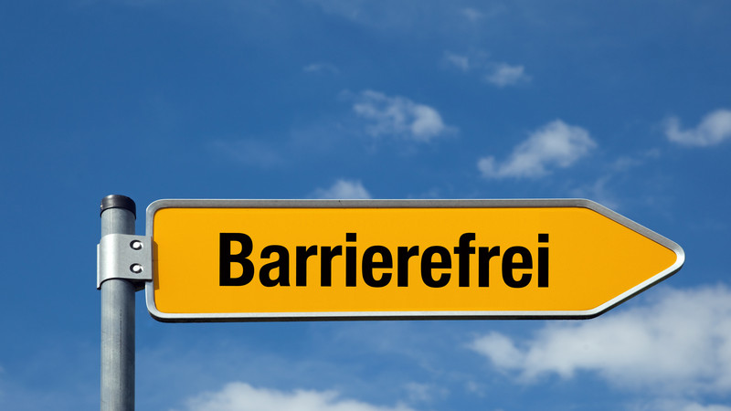 Straßenschild mit Überschrift "barrierefrei"