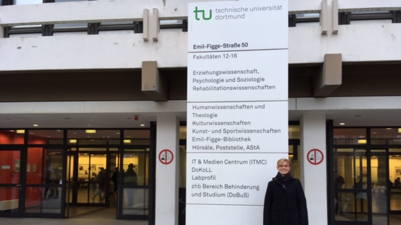 Frau Stiller auf dem Gelände der Technischen Universität Dortmund 