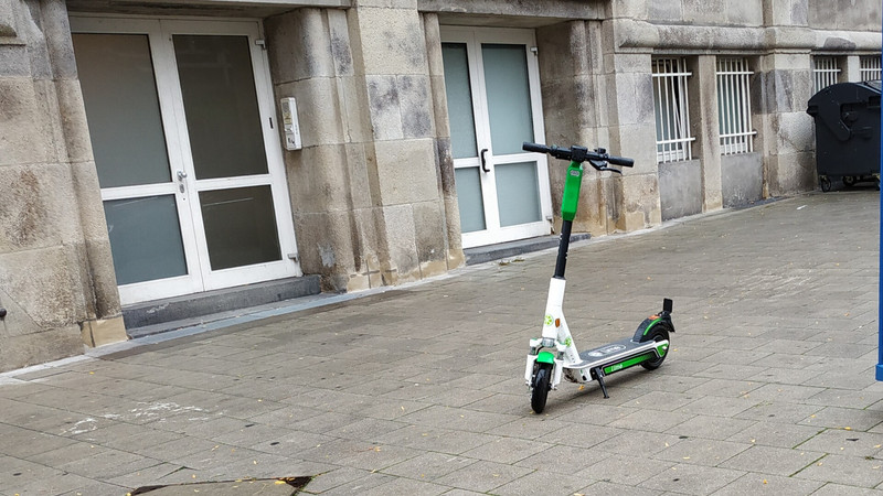 Ein E-Scooter steht mitten auf einem Geweg