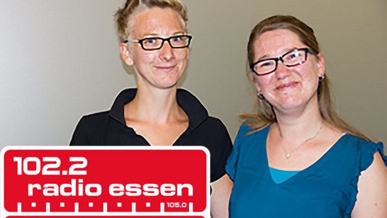 Melanie Wegerhoff und ihre Gebärdensprachdolmetscherin zu Besuch bei Radion Essen