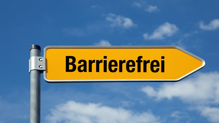 Straßenschild in Pfeilform mit der Aufschrift "barrierefrei"