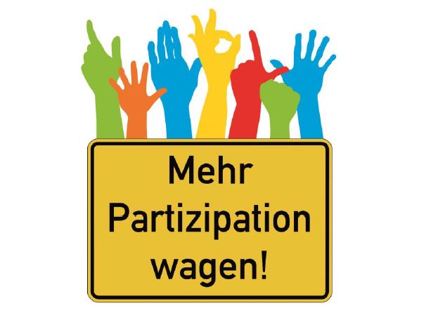 Im Bild ist ein Ortsschild mit Aufschrift "Mehr Partizipation wagen"! und über dem Schild sind Hände zu sehen. 