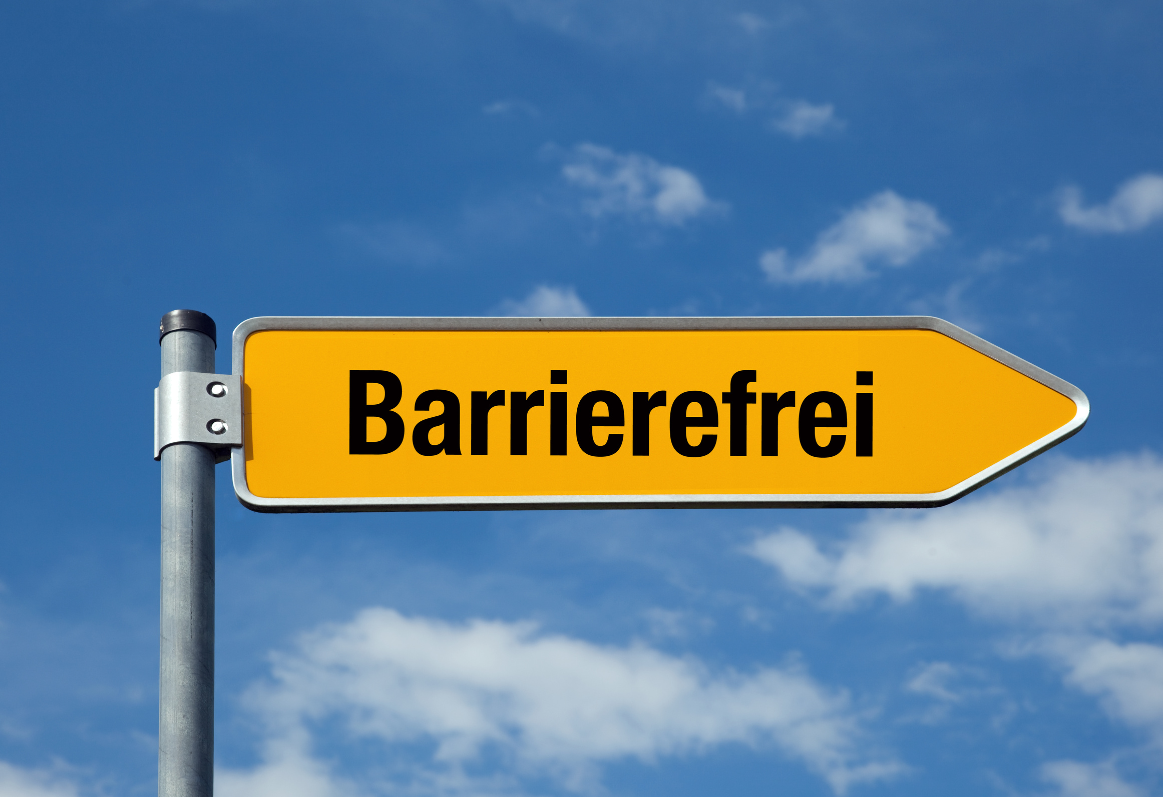 Straßenschild in Pfeilform mit der Aufschrift "barrierefrei"