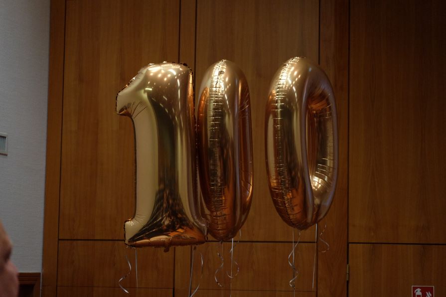 Die Zahlenballons 100 stehen für die Medaillen, die James Clarke für Marathons in 8 Jahren erreicht hatte. 