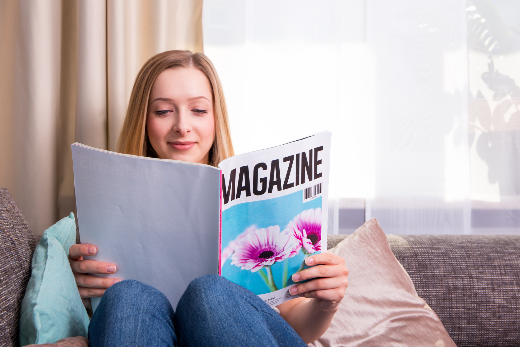 Eine Frau liest eine Zeitschrift