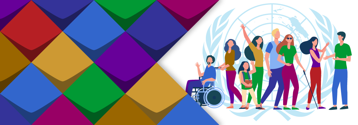 Eine bunte Gruppe von Menschen mit verschiedenen Behinderungen. Im Hintergrund das Wappen der Vereinten Nationen