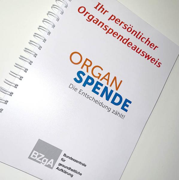Broschüre zum Organspendeausweis in Braille-Schrift