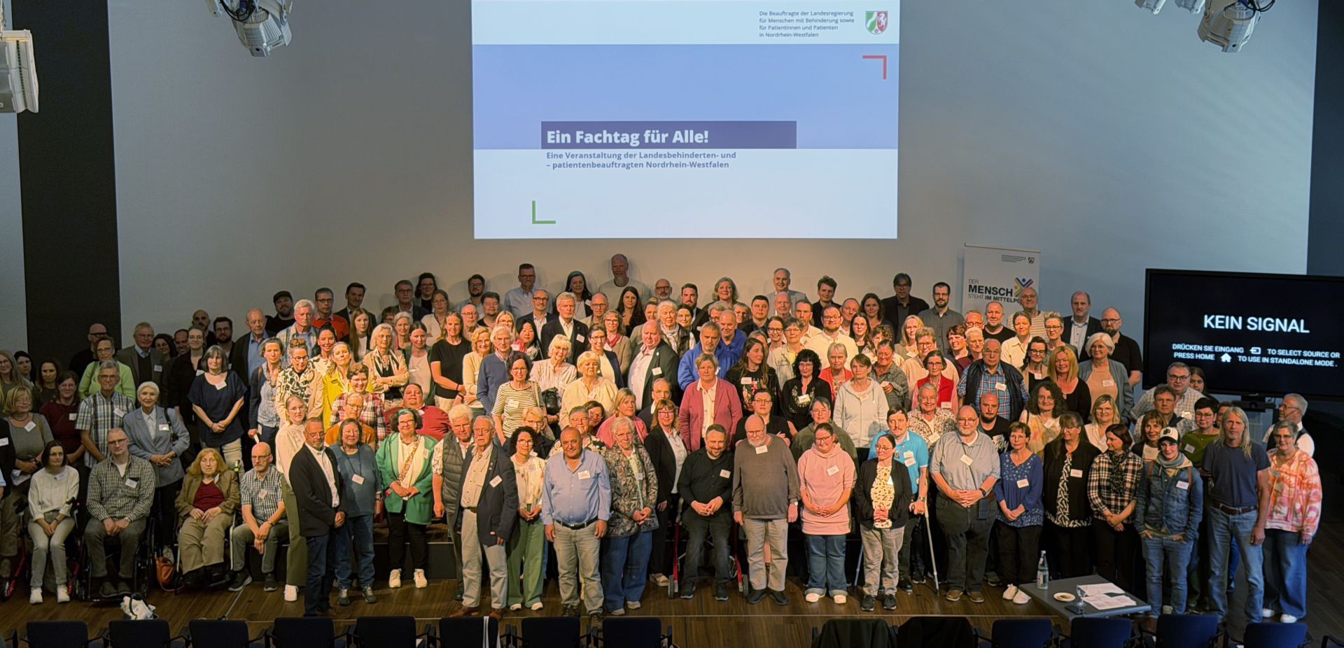 Gruppenfoto auf der Bühne.