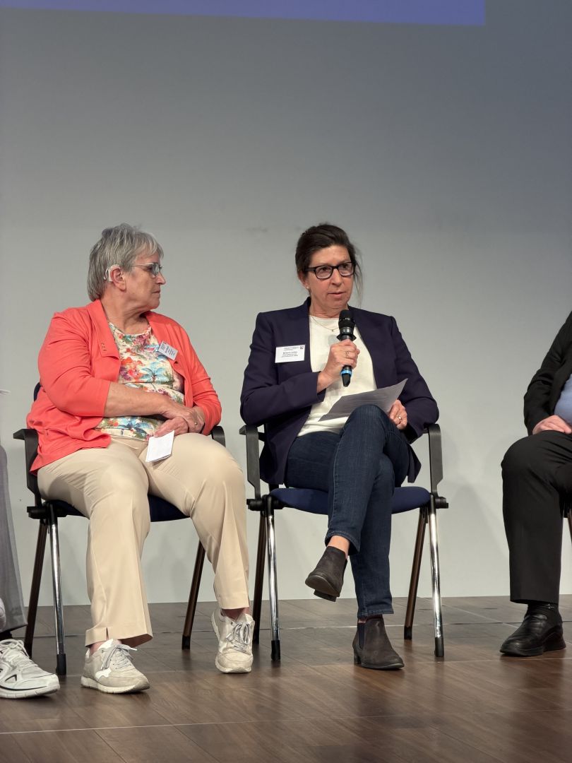 Marion Hölterhoff und Melanie Ahlke bei der Podiumsdiskussion.