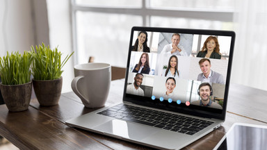 Online-Meeting mit Laptop