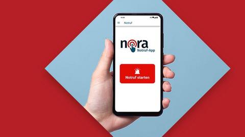 Eine Hand hält ein Smartphone. Auf dem Display ist die Notruf-App "nora" zu sehen und der Button " Notruf starten".