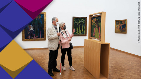 Eine blinde Person mit Langstock im Museum. Eine Begleitperson beschreibt ein ausgestelltes Gemälde.