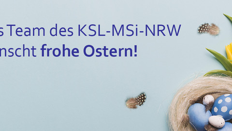 Ein Nest mit blau gefärbten Eiern und ein Bund gelber Tulpen auf hellblauem Grund. Text: Das Team des KSL-MSi-NRW wünscht frohe Ostern!