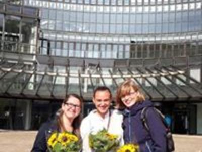 Frau Bednarek, Frau Stiller und Frau Wegerhoff vor dem Landtag