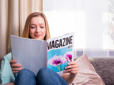 Eine Frau liest eine Zeitschrift