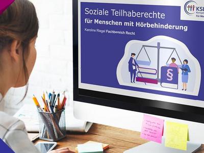 Online Webinar zur Sozialen Teilhabe. Eine Frau schaut sich die Präsentation am Computer an.