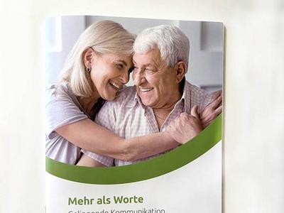 Cover der Broschüre  „Mehr als Worte – Gelingende Kommunikation mit Menschen mit Demenz“