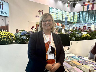 Frau Cebulla am Infostand - Messe in Düsseldorf