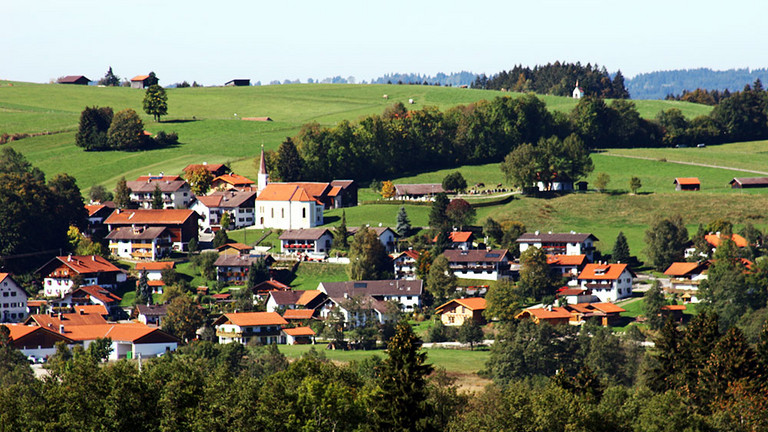 Das Dorf Saulgrub mit grüner Landschaft