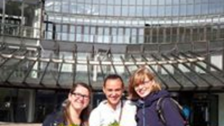 Frau Bednarek, Frau Stiller und Frau Wegerhoff vor dem Landtag