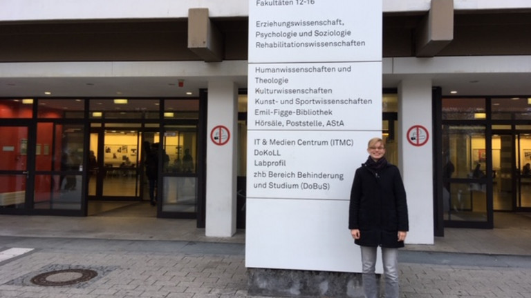 Frau Stiller auf dem Gelände der Technischen Universität Dortmund 