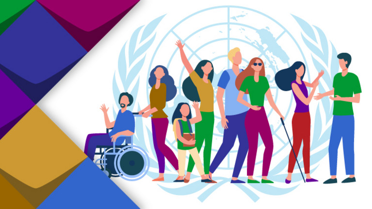 Eine bunte Gruppe von Menschen mit verschiedenen Behinderungen. Im Hintergrund das Wappen der Vereinten Nationen