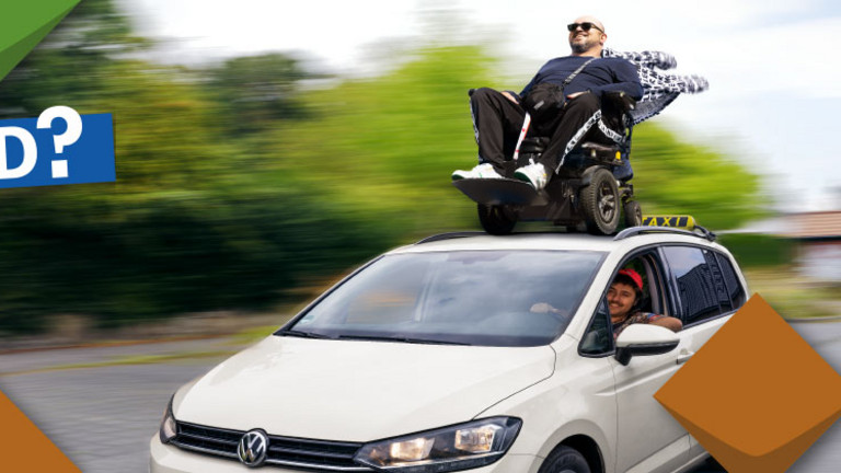 Rechts: Ein Taxi, welches eine Person in einem E-Rollstuhl auf dem Dach transportiert. Links: KSL Kacheln.
