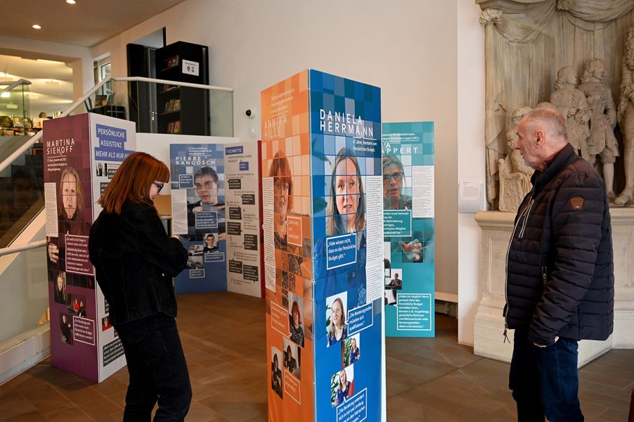 Wanderausstellung wird betrachtet