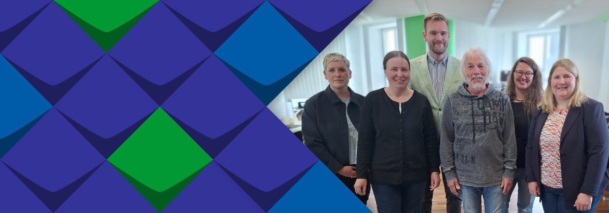 Titelfoto: Gruppenaufnahme am Veranstaltungstag. Von links: Ulrike Häcker (KSL.Detmold), Natalie Ziemann (KSL-MSi-NRW), Jan Waßenberg, Lothar Buddinger und Julia Schwabe (Vorstand der ÜAG NRW), Maren Zebrowski (KSL.Arnsberg)