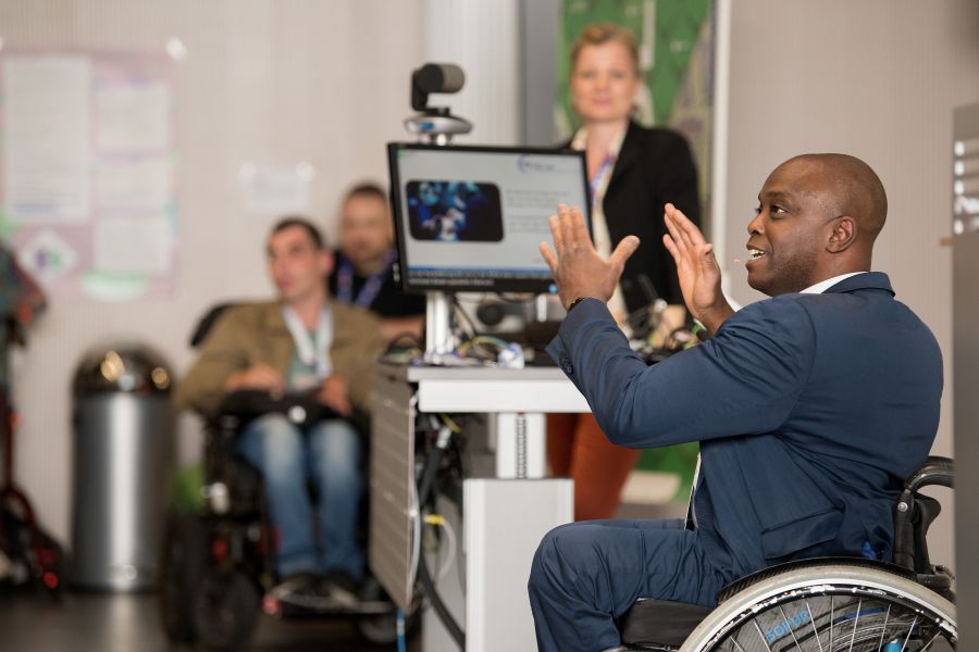 Prof. Dr. Kapapa hält einen Vortrag und gestikuliert mit seinen Händen