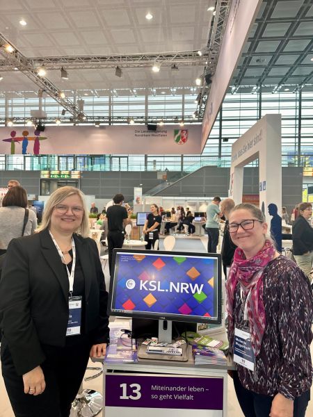 Frau Cebulla (links)und Frau Wegerhoff (rechts) stehen am Infostand - Rehacare in Düsseldorf