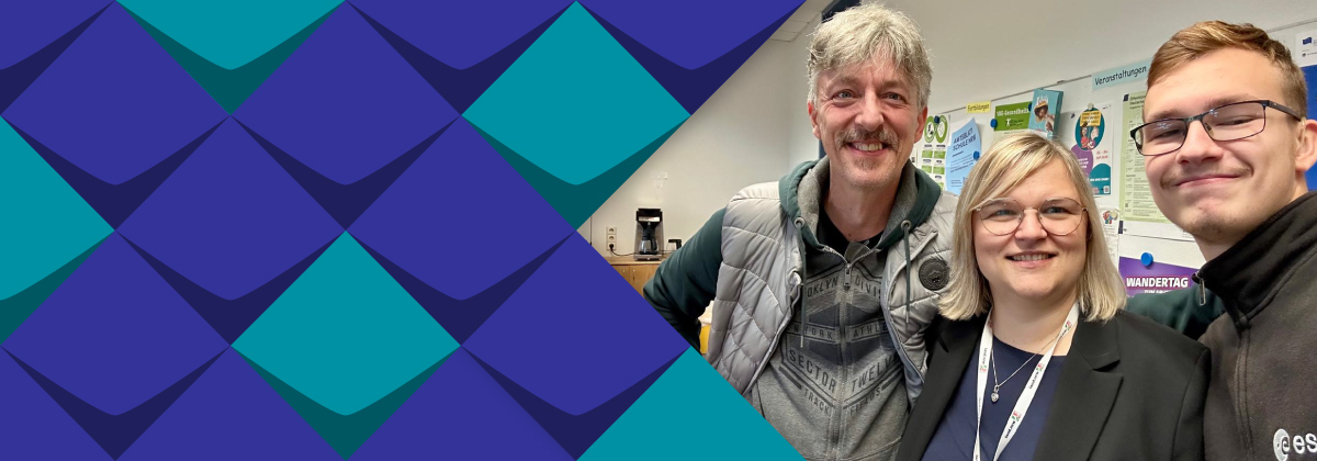 Drei Personen sind dargestellt. Herr Kollien (links), Frau Cebulla (in der Mitte) und Herr Kovner (rechts) stehen geminsam im Raum.