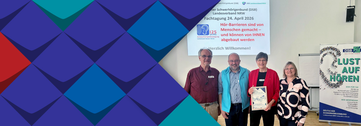 Auf dem Foto stehen die Personen von links nach rechts: Herr Böttgers, Herr Hesselmann, Frau Schmidt, Frau Cebulla (KSL-MSi-NRW). Im Hintergrund ist die Präsentationsfolie mit dem Titel "Fachtagung" sichtbar.