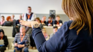 Das Bild zeigt das Publikum bei einem Vortrag.