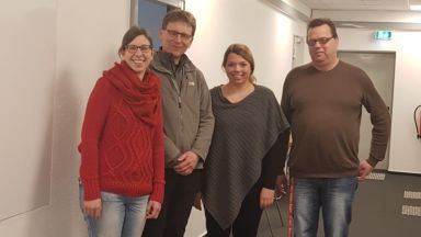 Vier Personen stehen in den Räumlichkeiten des KSL MSi. Man sieht verschiedene Bodenbeläge.