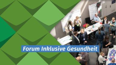 Grüne KSL Kacheln. Auf der Rechten Seite ein Bild von oben auf eine Menschenmenge in einem Raum. Viele reden miteinander. Dazu der Schriftzug: Forum Inklusive Gesundheit
