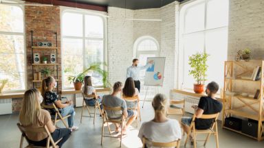Die TeilnehmerInnen sind auf dem Foto zu sehen.