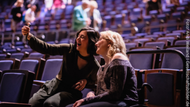 Zwei junge Damen im Theater; Foto: Andi Weiland I Gesellschaftsbilder.de