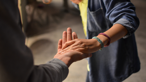 Eine Person bietet einer anderen Hilfe