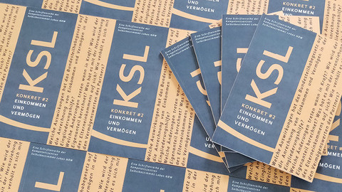 mehrere Broschüren liegen übereinander 