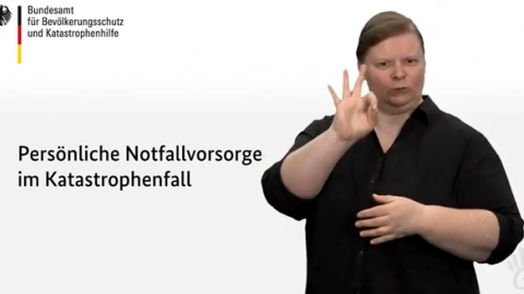 Die Gebärdensprachdolmetscherin eklärt in Gebärdensprache