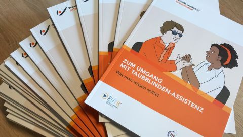 Stapel der Broschüre "Umgang mit Taubblindenassistenz"