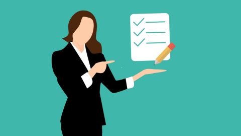 Eine Geschäftsfrau mit Umfrage in der Hand