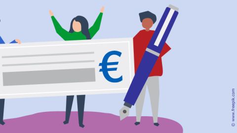 Drei Menschen halten ein sehr großen, unausgefüllten Scheck hoch. Rechts ist ein riesiger Füller zum ausfüllen.