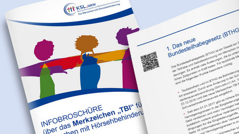 Zwei Exemplare der Infobroschüre über das Merkzeichen TBl. Eine ist aufgeschlagen und man sieht den Titel des ersten Kapitels mit QR-Code.